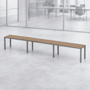 Banco de oficina con superficie de madera y estructura metálica resistente.