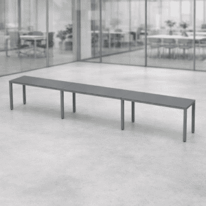 Mesa larga de oficina moderna y minimalista en espacio de trabajo abierto.