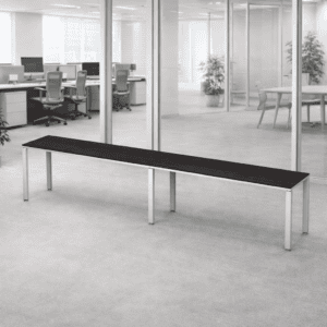 Mesa larga de oficina moderna en espacio de trabajo abierto.