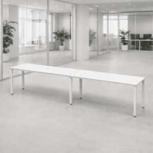 Mobiliario de oficina minimalista y moderno en espacio de trabajo abierto.