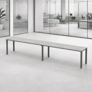 Mesa de oficina moderna y minimalista en espacio de trabajo abierto.