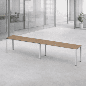 Mesa de oficina moderna y minimalista en espacio de trabajo abierto.