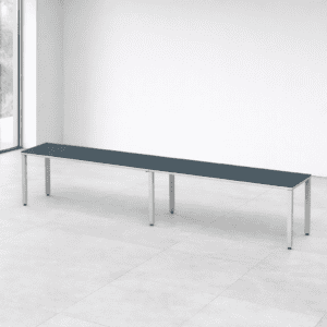 Mesa de oficina moderna y minimalista en espacio de trabajo.