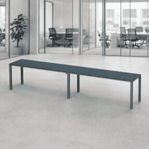 Mesa larga de oficina en espacio moderno y luminoso.
