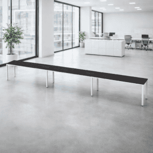 Mesa de oficina moderna y minimalista en espacio abierto.