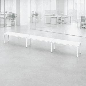 Banca larga blanca para oficina moderna y minimalista. Ideal para espacios de trabajo colaborativos.