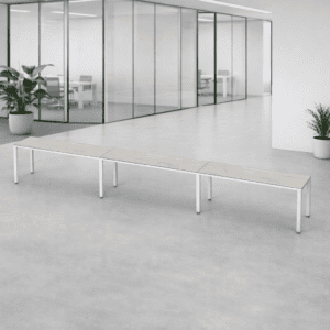 Espacio de oficina moderno con paredes de cristal y diseño minimalista.