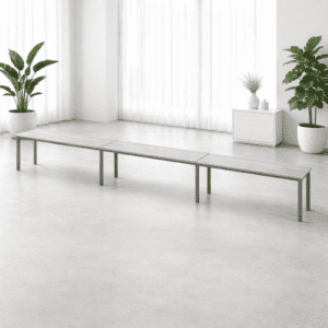 Mesa de oficina moderna y minimalista en espacio luminoso y elegante.