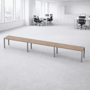 Mesa de oficina moderna y funcional en espacio de trabajo abierto.