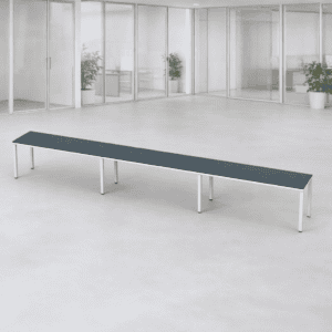 Mesa larga de oficina moderna en espacio minimalista y luminoso.