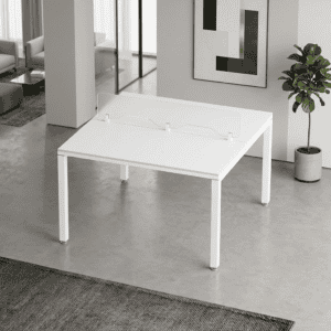 Mesa de oficina moderna con protección de acrílico para espacios laborales seguros y funcionales.