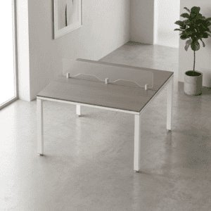 Mesa de oficina moderna con barrera de acrílico para protección en espacios laborales.
