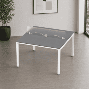 Mesa de oficina moderna con protección de acrílico para trabajo en equipo.