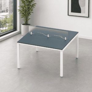 Mesa de oficina con protección de acrílico y estructura blanca, ideal para espacios laborales seguro.
