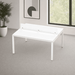 Mesa de oficina blanca con barrera de acrílico para protección y seguridad en espacios laborales.