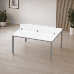 Mesa de oficina moderna con barrera de acrílico para protección sanitaria.