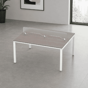 Mesa de oficina moderna con barrera de acrílico para protección y seguridad.