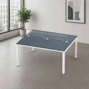 Mesa de oficina con protección de acrílico en espacio moderno y luminoso.