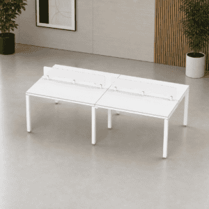 Mesa de oficina blanca con divisores para trabajo en equipo.