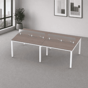 Mesa de oficina con barrera de acrílico para protección y distanciamiento social.