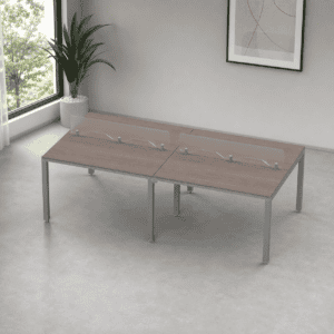 Mesa de oficina con divisores de acrílico para protección y colaboración.