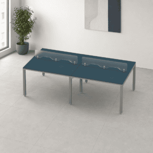 Mesa de trabajo doble para oficina moderna y funcional. Ideal para espacios de trabajo colaborativos.