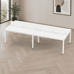 Mesa de oficina blanca con divisores para colaboración y productividad.