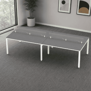 Mesa de oficina con barrera de acrílico para protección y seguridad en espacios laborales.
