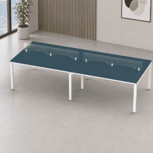 Mesa de oficina con barreras de protección para espacios de trabajo seguros.