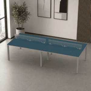 Mesa de oficina con divisores de protección para seguridad y salud laboral.