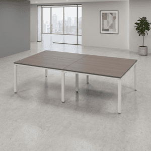 Mesa de oficina moderna y funcional en espacio luminoso y minimalista.