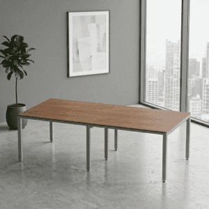 Mesa de oficina moderna en espacio luminoso con vista a la ciudad.