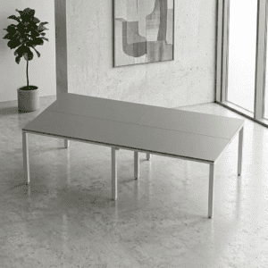 Mesa de oficina moderna y minimalista en espacio luminoso y elegante.