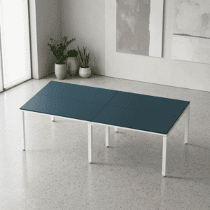 Mesa de oficina moderna con superficie azul y patas blancas, ideal para espacios de trabajo elegante.