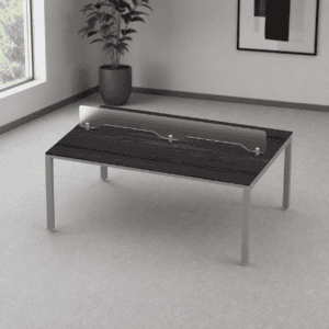 Mesa de oficina con protección de acrílico para trabajo seguro y eficiente.