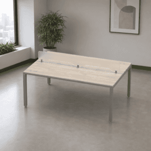 Mesa de oficina con barrera de acrílico para protección y distanciamiento social.
