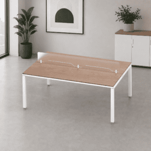 Mesa de oficina moderna con protección de acrílico en el centro para espacios de trabajo seguros.