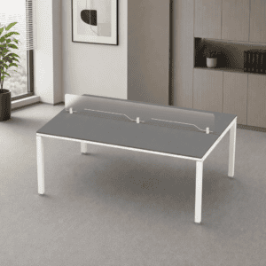 Mesa de oficina moderna con protección de vidrio para espacios de trabajo.