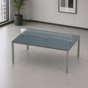 Mesa de oficina moderna con protección de vidrio en espacio minimalista.