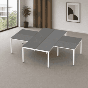 Mesas de oficina modulares y modernas en espacio de trabajo.
