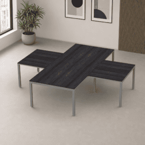 Mesa de oficina moderna con superficie de madera oscura y estructura metálica para espacios de traba.