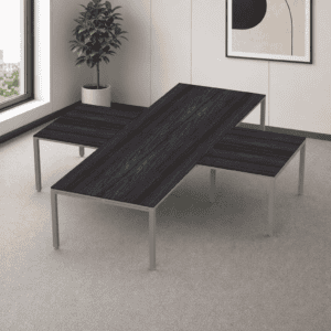 Mesa de oficina moderna con superficie de madera oscura y estructura metálica para espacios de traba.
