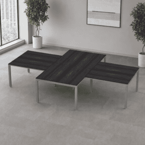 Mesa de oficina moderna en forma de cruz, perfecta para espacios de trabajo colaborativos y oficinas.