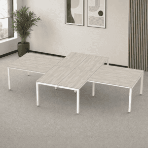 Mesa de oficina moderna y funcional en espacio de trabajo minimalista.
