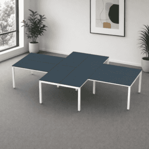 Mesa de oficina modular con superficie azul oscuro y estructura blanca, ideal para espacios de traba.