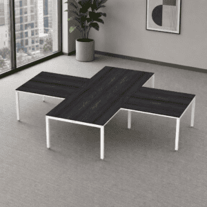 Mesa de oficina moderna con diseño en forma de cruz, ideal para espacios de trabajo colaborativos.