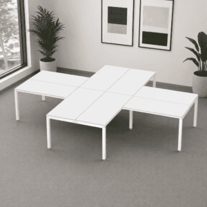 Mesas de oficina blancas modulares en espacio de trabajo moderno y minimalista.