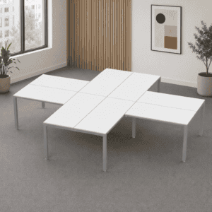 Mesa modular de oficina blanca y moderna en espacio de trabajo minimalista.