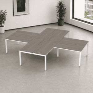 Mesa de oficina moderna en forma de cruz para espacios de trabajo colaborativos.