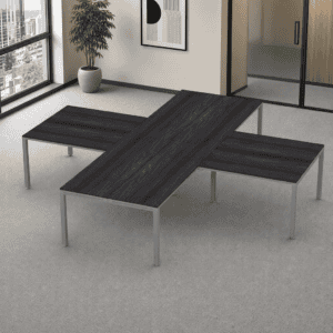 Mesa de oficina en forma de T con superficie de madera oscura y estructura metálica.